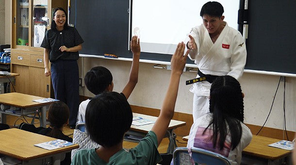 デフリンピック出張授業　柔道の佐藤選手が講師に（東京）