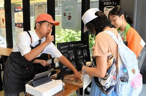 指さし注文、笑顔の対応　ろう学校生に就労機会を　川越で手話カフェ