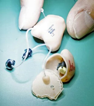 補聴器「着けるのが恥ずかしい」欧米より低い普及率…ファッション感覚で使える製品投入も