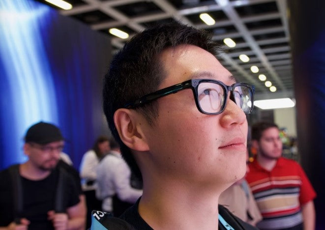 音を聞こえやすくするためのメガネ…メガネ？