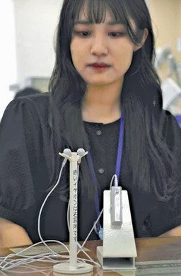 難聴の来庁者にイヤホン
