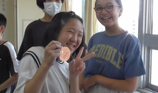 デザインは子どもが決める！聴覚障害者のオリンピック「デフリンピック」のメダルデザインを小中高校生が投票で決定