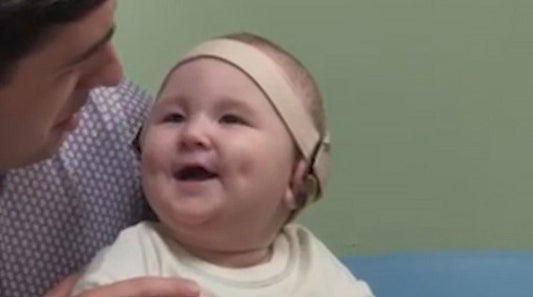 人工内耳を着けて"初めて両親の声を聴く"赤ちゃんの反応