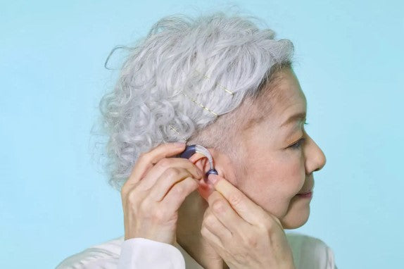 耳に合わないのに返品できない…補聴器通販トラブルが急増中！プロが教える“正しい買い方”