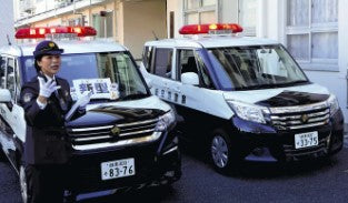 パトカー「緊急」光で区別　新型赤色灯