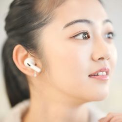 「イヤホン難聴」が危険！認知症や鬱、社会的孤立などのリスクも！？