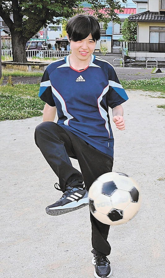 千葉県の船橋市プラネタリウム館が、新型投影機を導入しリニューアルオープン。天の川を構成するかすかな輝きまで自然に美しく再現できる。車いすのスペースを設け、補聴器・人工内耳を装着した人も音声がはっきり聞こえる設備を整えた。（毎日新聞記事）