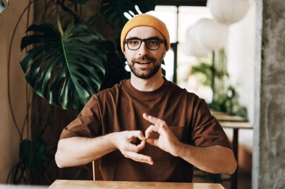 イギリスの手話に400の環境科学用語が追加。気候変動の議論をよりインクルーシブに