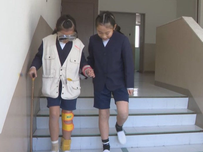 重りなどつけて階段を昇り降り…子供たちが高齢者や障害者の生活について学習 車いすの体験も 愛知県岡崎市