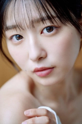 「補聴器をつけた天使」我妻ゆりか、25歳の大人びた姿を公開「肩や鎖骨のラインを綺麗に出せるようになった」