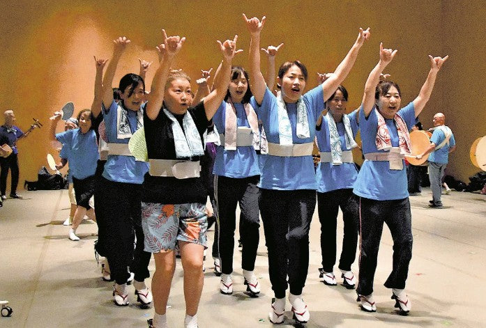 踊るあほう、手話で一つに…指文字使い「ヤットサー」のかけ声、デフリンピックをＰＲも…23日開幕の高円寺阿波おどり