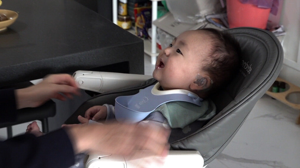 22ヵ月ジュンフは新生児検査で難聴の判定を受けた。 これに対し母親のオ·ジョンウォン氏は絶望したが、人工内耳に会って希望を持つようになった。