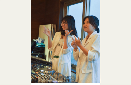 DJブースに立つCOCOAさん（左）と、応援に駆け付けたＵＤ ＤＡＮＣＥＲＳ ＪＡＰＡＮのメンバー謳歌さん