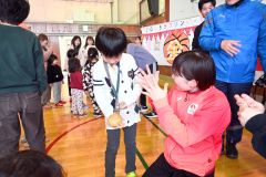 史上初の「金」　デフバスケ女子代表が帯広聾学校や新得町訪問