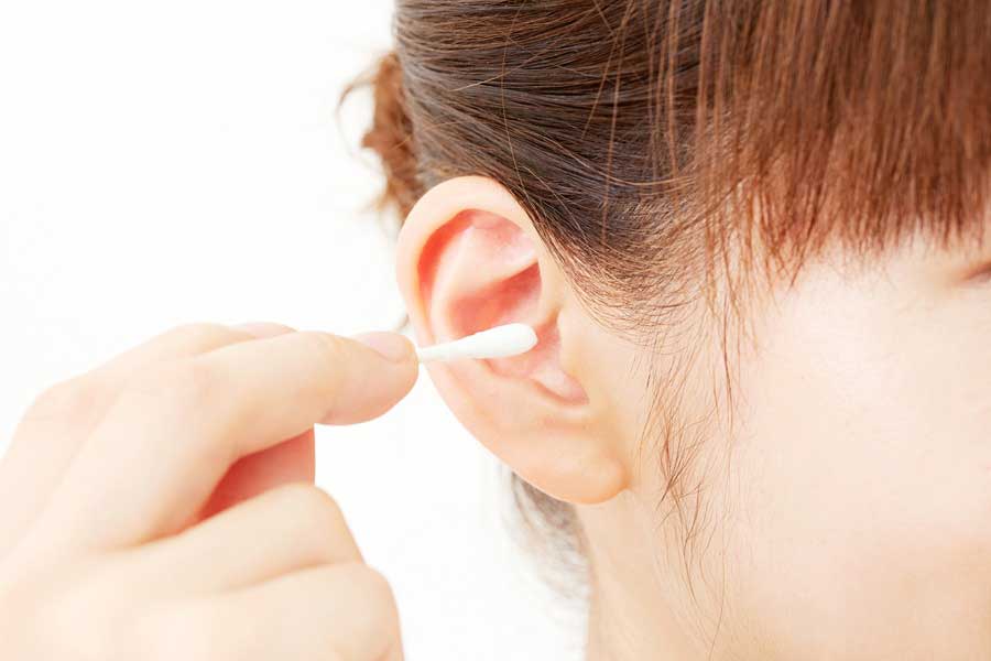 毎日の耳掃除はNG習慣？　病気のリスクも　正しいやり方や頻度を医師に聞いた