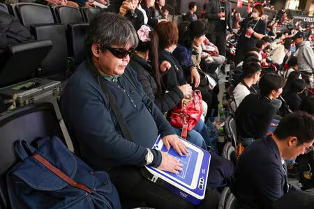バスケットボール男子Ｂ１リーグ、アルバルク東京戦で触覚タブレットを操作する観客（Ｃ）ＡＬＶＡＲＫ　ＴＯＫＹＯ