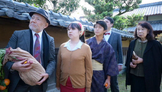 左端が主人公・髙橋潔の義父役を演じた栗塚旭　『ヒゲの校長』©聾宝手話映画