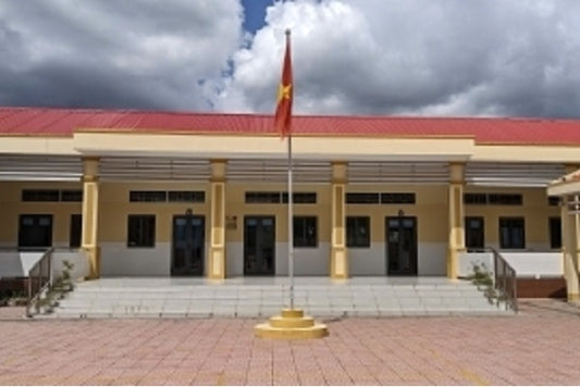 日本政府、カマウ省で小学校校舎と聴覚補助機材を引き渡し