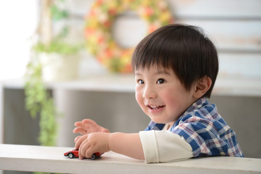 ミニカーで遊ぶ男の子