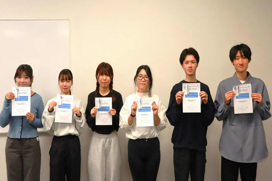 現代社会に不可欠なケアフィットの技術・精神を習得するために。　　　　　　　　　　　　　　　　　　　　~登録販売者を志す学生が介助技術の基礎を学ぶ～