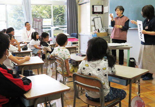 児童ら手話学ぶ　伊勢の厚生小、聴覚障害者を講師に　三重