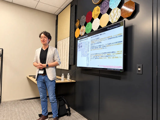 参加者に向けて残響メカニズムや国内外の研究、日本の現状について説明する弊社代表 村上泰一郎