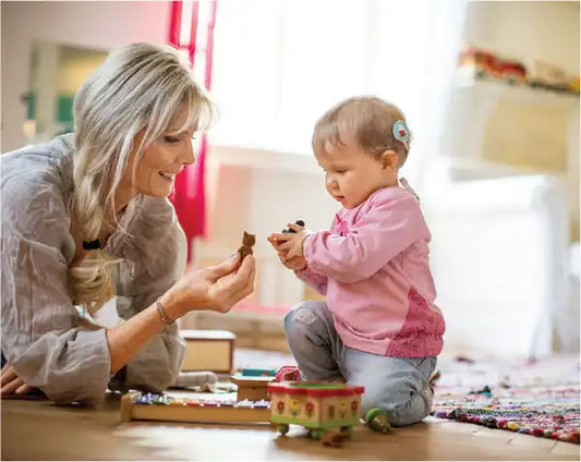 人工内耳を装用した子供と母親