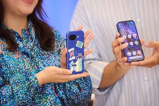 ヘラルボニーとGoogleが共創した、Google Pixelの新機種「10a」のコラボレーションモデル「Isai Blue（イサイブルー）」