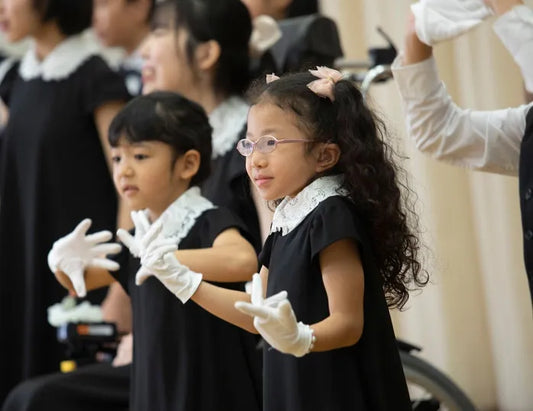 生まれつき重度難聴のある女の子。手で音楽を奏でるホワイトハンドコーラスとの出会い【体験談】