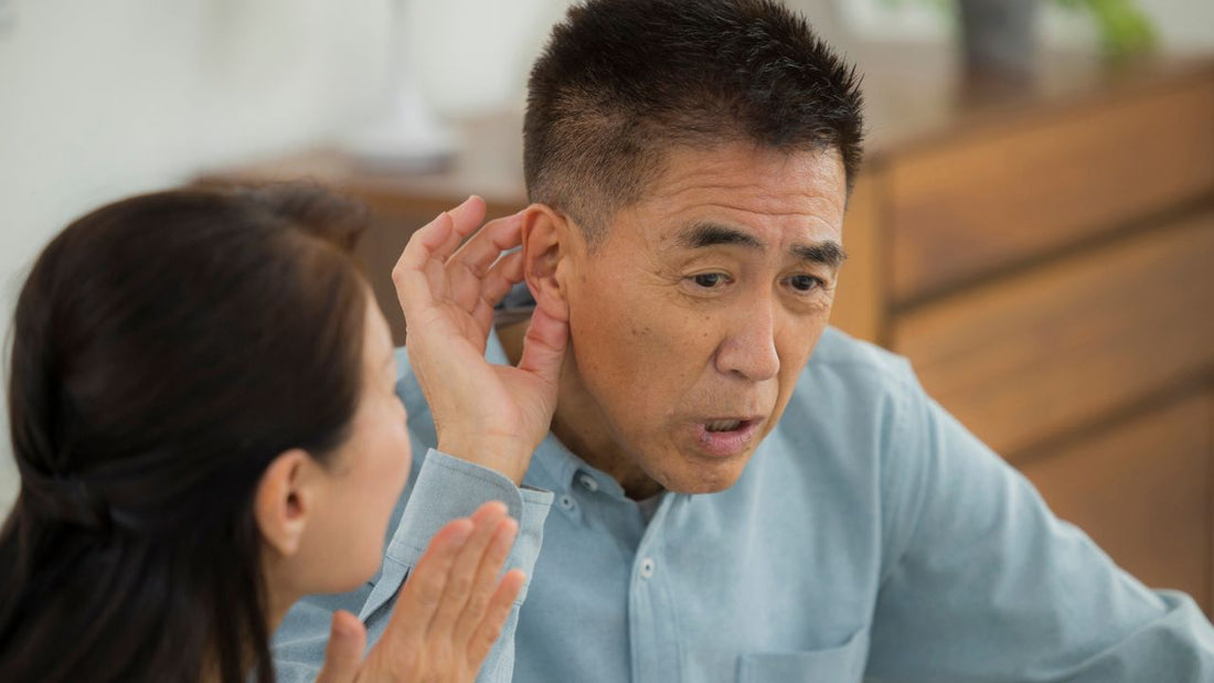 聞こえにくそうに耳に手を当てる男性