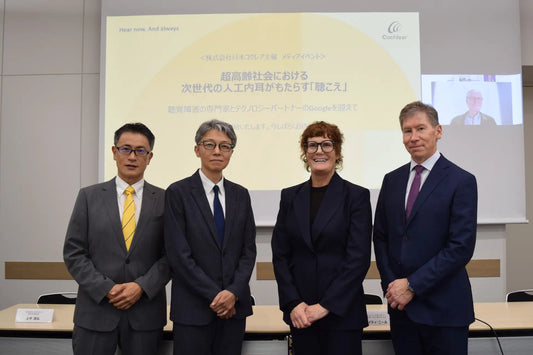 前方左から日本コクレア上中茂弘、国立病院機構東京医療センター南修司郎医師、豪シェパードセンターケイティ・ニール氏、コクレア ブレンダン・マレー、後方Googleサイモン・カーライル教授