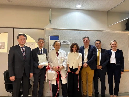 左より、東京医療センター病院長　小林佳郎先生、東京医療センター人工内耳センター長 南修司郎先生、臨床研究センター名誉センター長　加我君孝先生、在日オーストラリア大使館 Helen Stylianou　副大使、コクレア　Stu Sayers、上中茂弘、在日オーストラリア大使館 Jennifer Mackinlay 商務公使