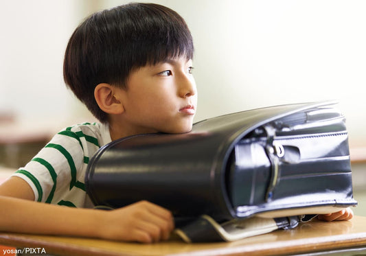 考える小学生