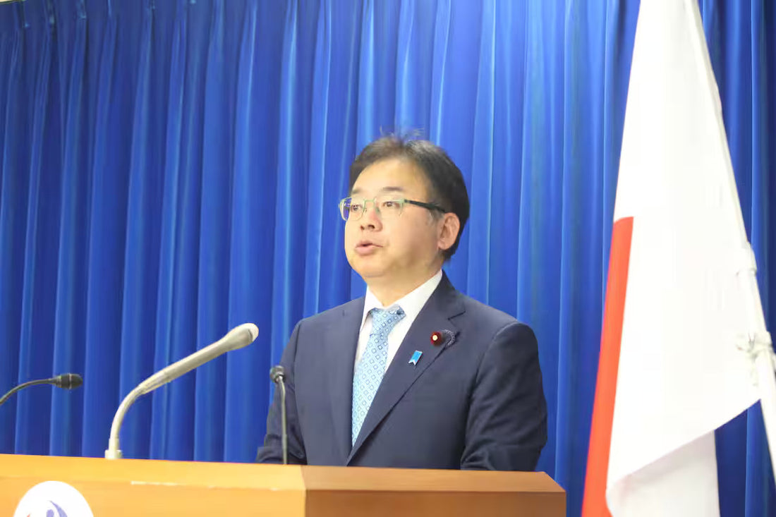 記者会見する上野賢一郎厚生労働相＝19日午前、厚生労働省（原川貴郎撮影）