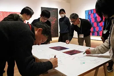 筆談で一緒にアートを鑑賞　聴覚障害ある人とない人が意見交換　長野県立美術館で催し