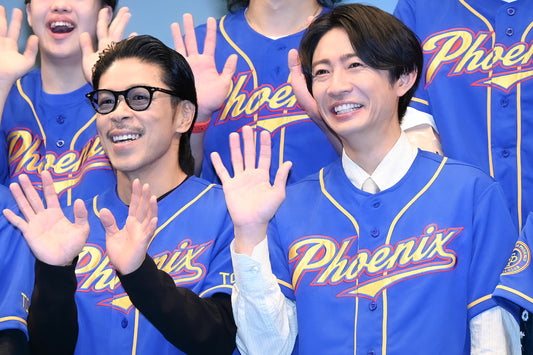 手を振る松本利夫、相葉雅紀。手を振る松本利夫、相葉雅紀。