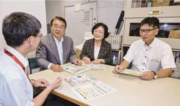 市の担当者(左端)から説明を聞く市議会公明党