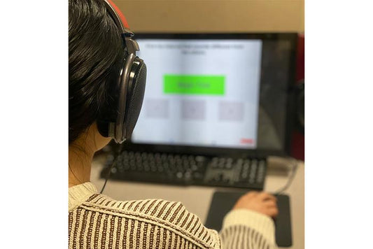 被験者は、性差やホルモンが聴力にどのような影響を与えるかを調べる大規模な実験の一環として、聴力検査を受けている。