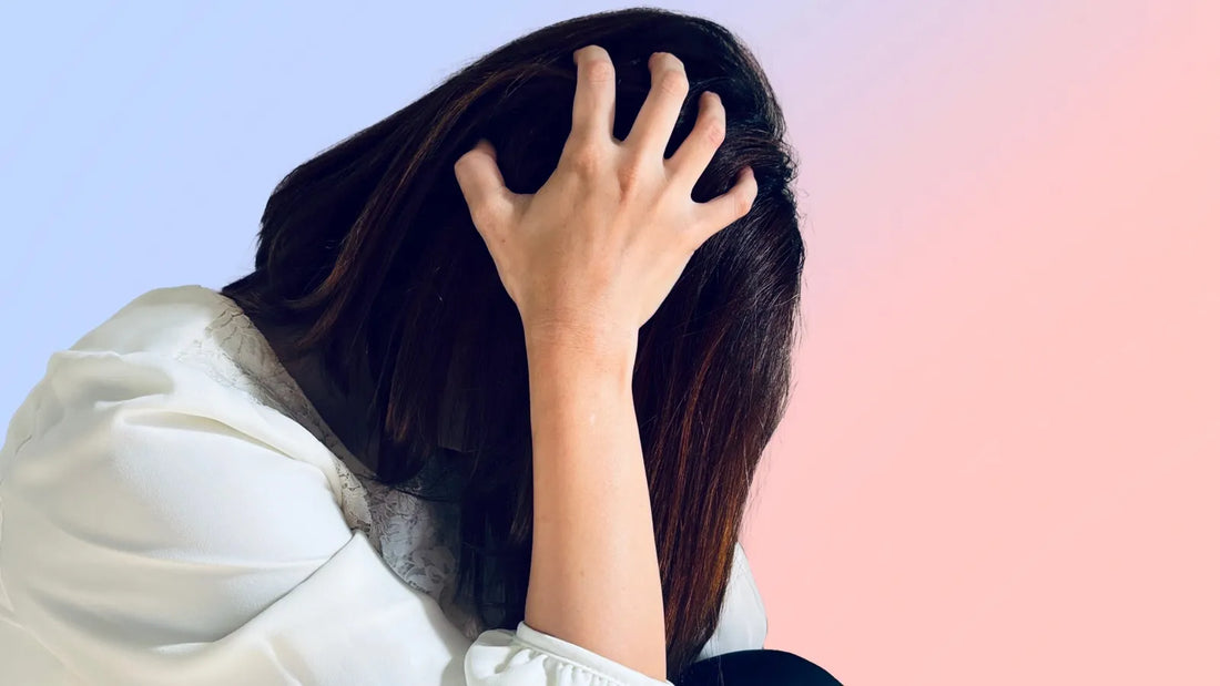 頭を抱える女性