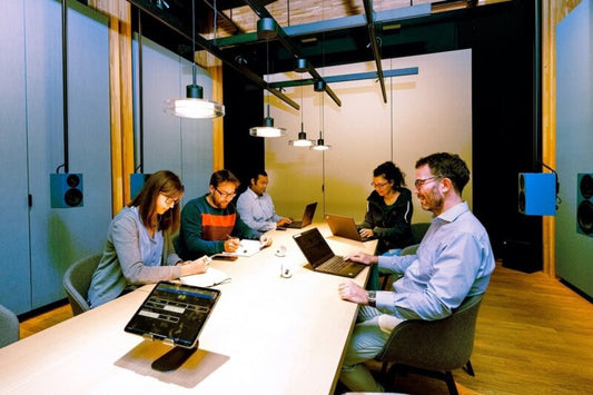 Signiaの両耳ビームフォーミングと分割処理が現実世界の聴覚をどのように変えるか