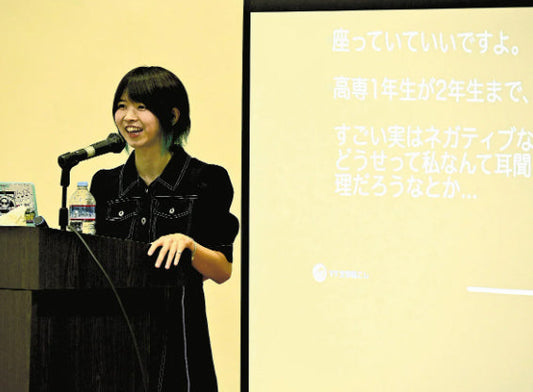 生まれつき難聴のインフルエンサー、障害との向き合い方変わったきかっけ…母校で講演「生きるヒントに」