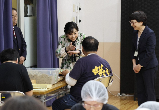 佳子さま、国スポ出席で滋賀訪問　聴覚障害者施設で手話で質問も