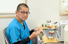 歯科技工の腕磨いて40年　ろう学校出身の三津橋さん、現代の名工に
