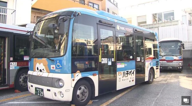 「ハチ公バス」にAI翻訳ディスプレイを設置　聴覚障害者や外国人と運転士とのコミュニケーションの利便性などを検証