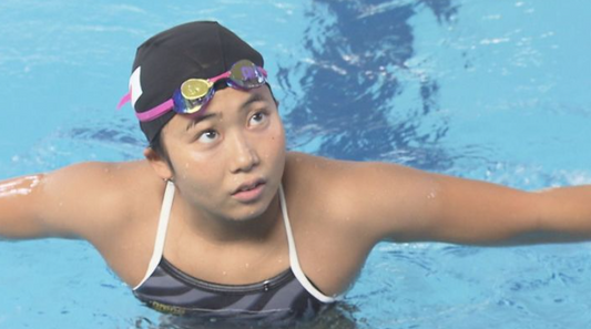 医師から「何も聞こえてませんよ」1歳半で耳の障がい分かるも水泳の才能が開花 “交換ノート”でデフリンピックへ