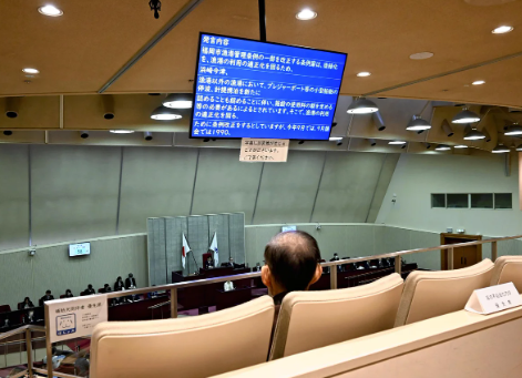福岡市議会でタブレット端末を導入、議案など原則ペーパーレス化…傍聴席に聴覚障害者向け字幕モニター