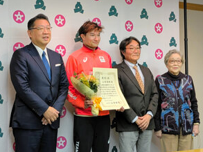 デフ陸上で金2銀1の山田真樹選手を文京区長が表彰　父の店に手紙も