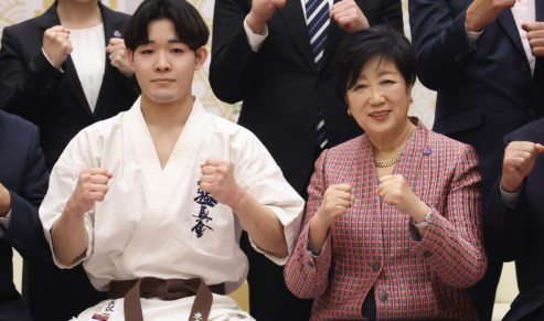 難聴の空手王者の”回転”飛び蹴りに、小池都知事が驚き！「全国大会頑張って」