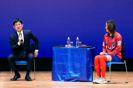 森保監督、夢を持つ大切さ語る　先天性難聴の笹井選手と対談