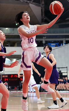 【女子１回戦、瓊浦―龍谷富山】第２クオーター８分、瓊浦のガード中村がゴールを狙う＝東京体育館